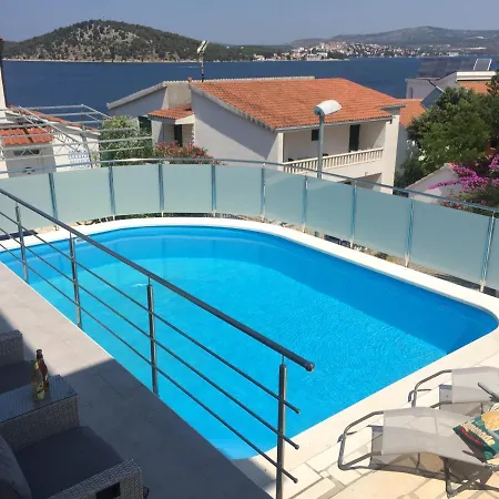 Linda Seaview&pool Apartment